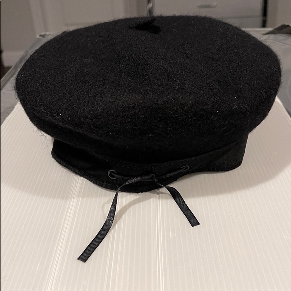 Classic Black Wool Beret - Picture 2 of 10